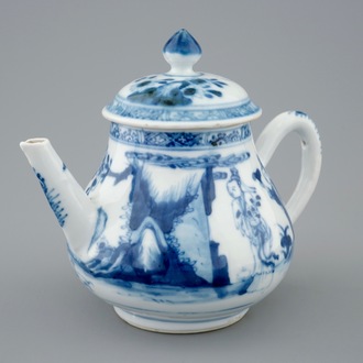 Une théière et son couvercle en porcelaine de Chine bleu et blanc, Yongzheng, 1723-1735